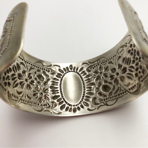 Vintage E.J. Towle Wide Cuff Sterling Silver Repousse Floral cuff. - Picture 6 of 7